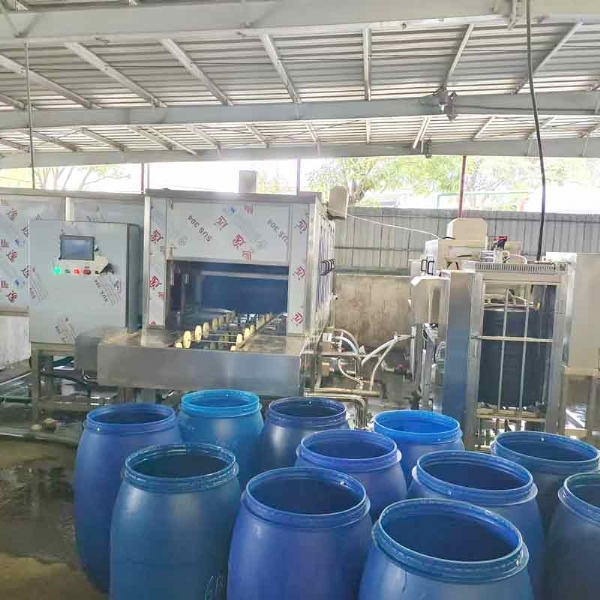 廣東德美精細(xì)化工集團(tuán)股份有限公司隧道式洗桶機(jī)，桶蓋清洗機(jī)使用現(xiàn)場(chǎng)